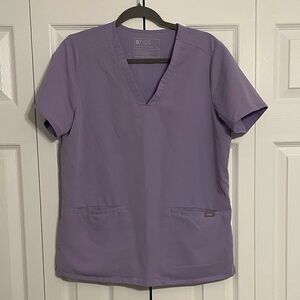 FIGS Women's Casma Three Pocket Scrub Top - Lavender Dew
